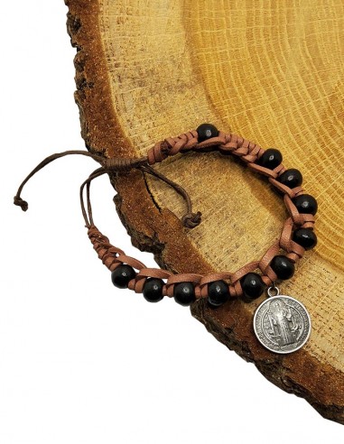 Brazalete de madera y cuero negro con la medalla de San Benito.